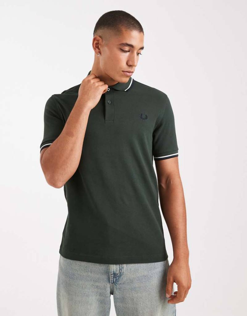 Fred Perry - Polohemd in Grün mit zwei schwarzen Zierstreifen von Fred Perry