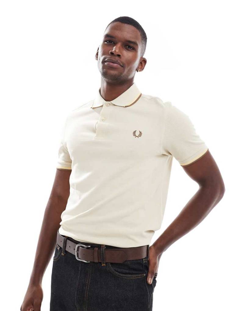 Fred Perry - Polohemd in Hellbeige mit doppelten Zierstreifen-Neutral von Fred Perry