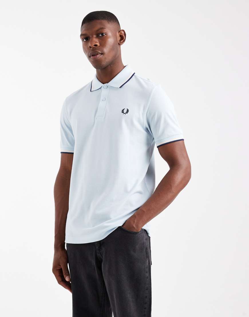 Fred Perry - Polohemd in Hellblau mit doppelten Zierstreifen von Fred Perry
