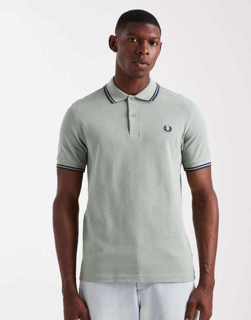 Fred Perry - Polohemd in Khaki mit doppeltem Kontraststreifen-Grün von Fred Perry
