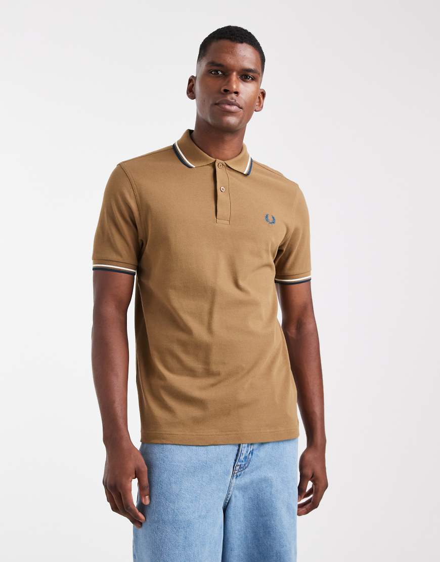 Fred Perry - Polohemd in Olivgrün mit doppelten Zierstreifen von Fred Perry