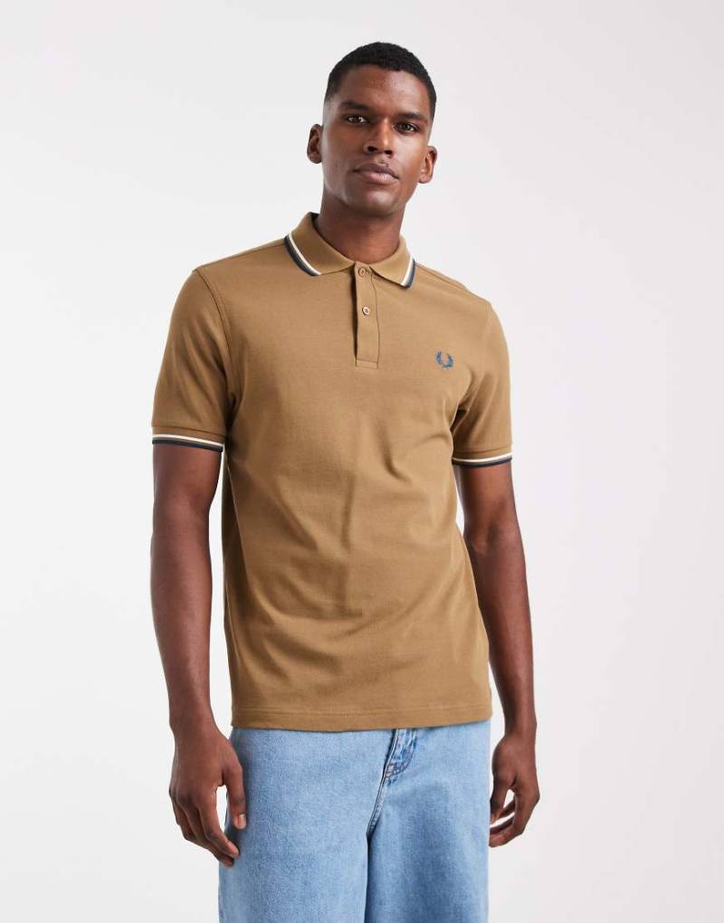Fred Perry - Polohemd in Olivgrün mit doppelten Zierstreifen von Fred Perry