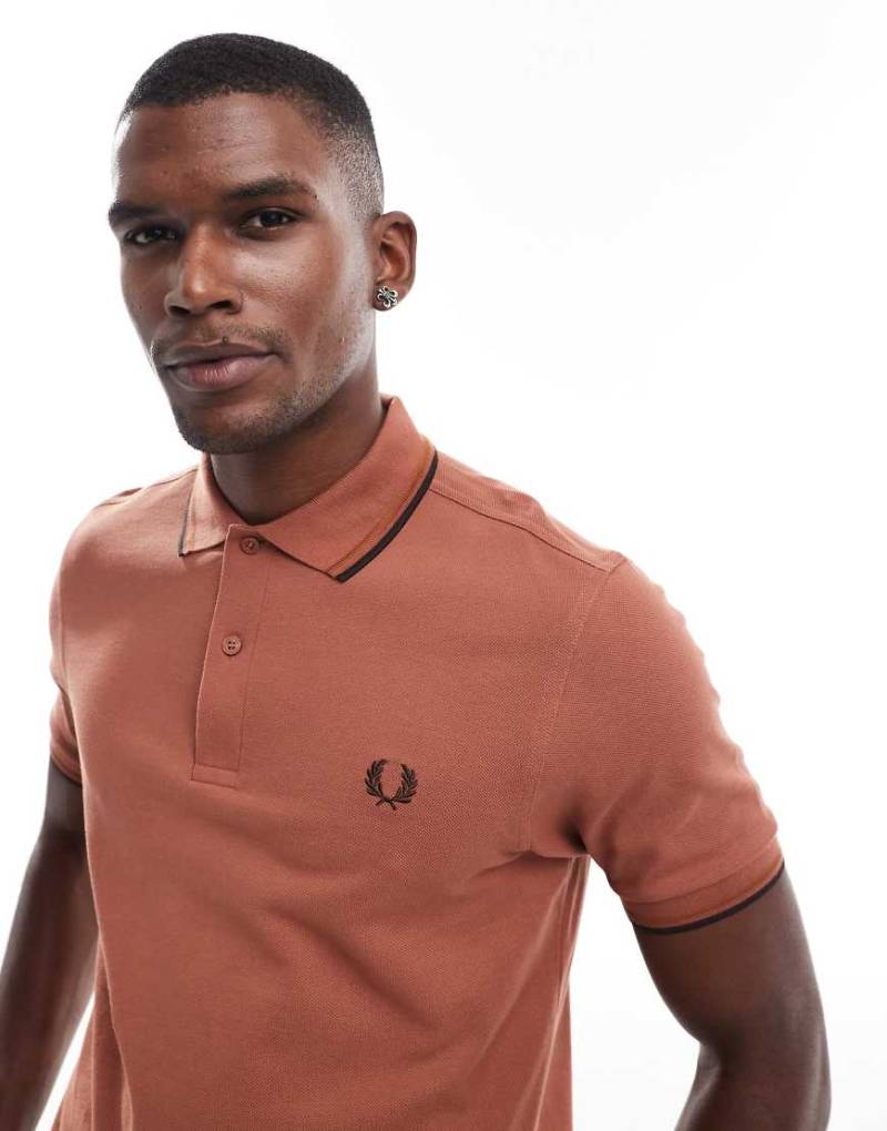 Fred Perry - Polohemd in Rostrot mit Doppelstreifen-Orange von Fred Perry