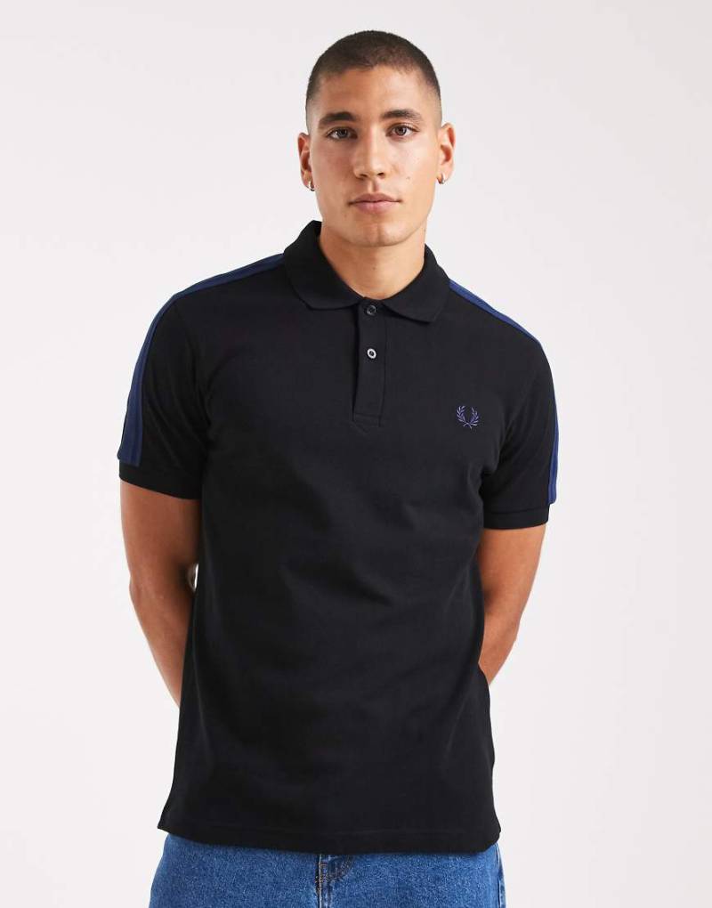 Fred Perry - Polohemd in Schwarz mit Netzstoff-Zierband von Fred Perry