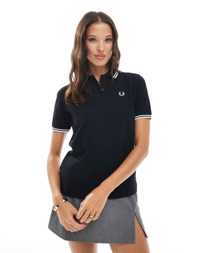 Fred Perry - Polohemd in Schwarz und Weiß mit doppelten Zierstreifen von Fred Perry