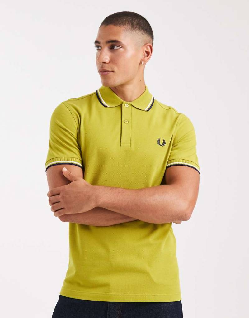 Fred Perry - Polohemd in Tennisballgelb mit doppeltem Kontraststreifen von Fred Perry
