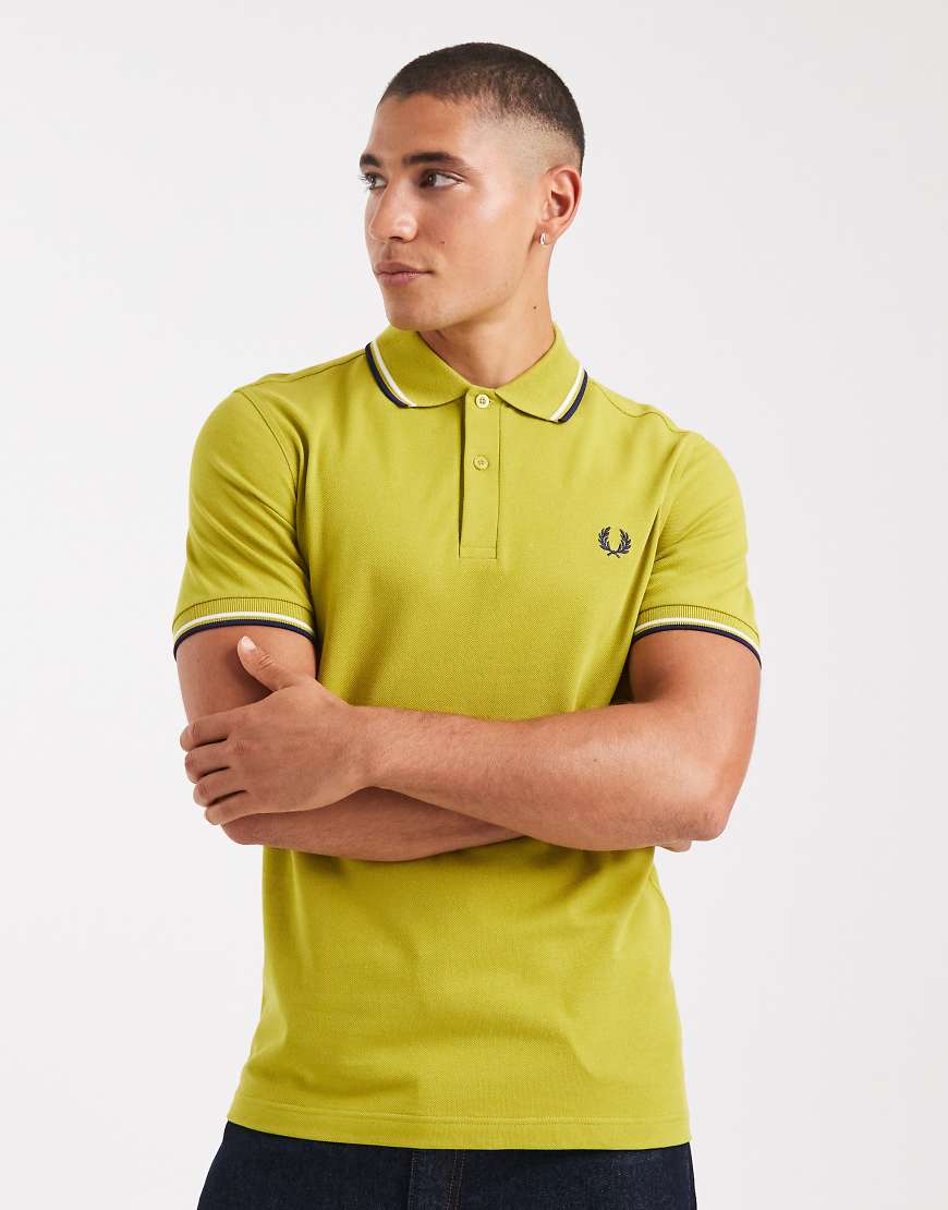 Fred Perry - Polohemd in Tennisballgelb mit doppeltem Kontraststreifen von Fred Perry