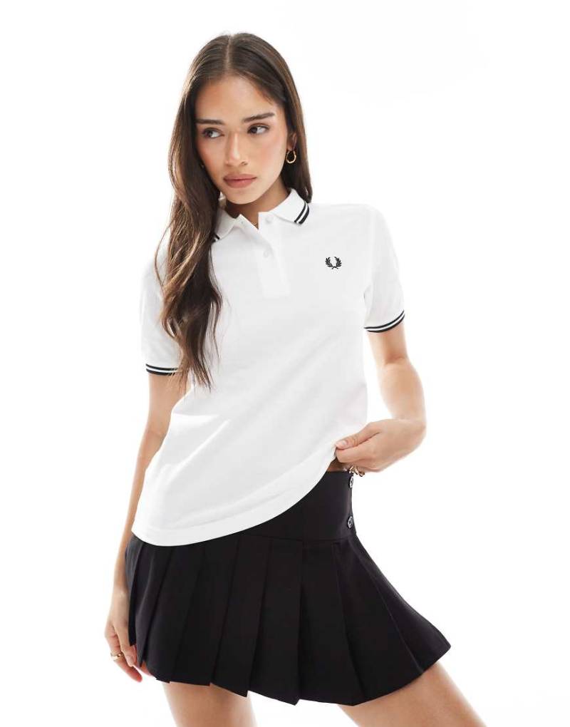 Fred Perry - Polohemd in Weiß/Schwarz mit doppeltem Zierstreifen von Fred Perry