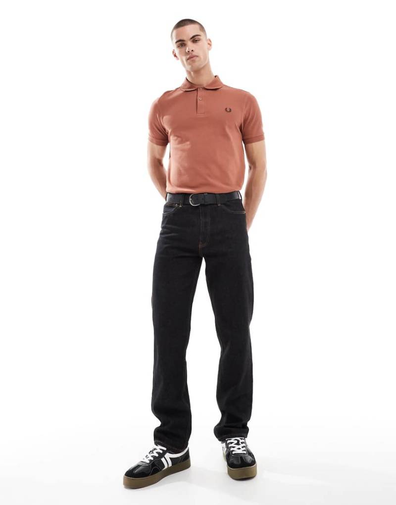 Fred Perry - Polohemd in gebranntem Orange-Braun von Fred Perry