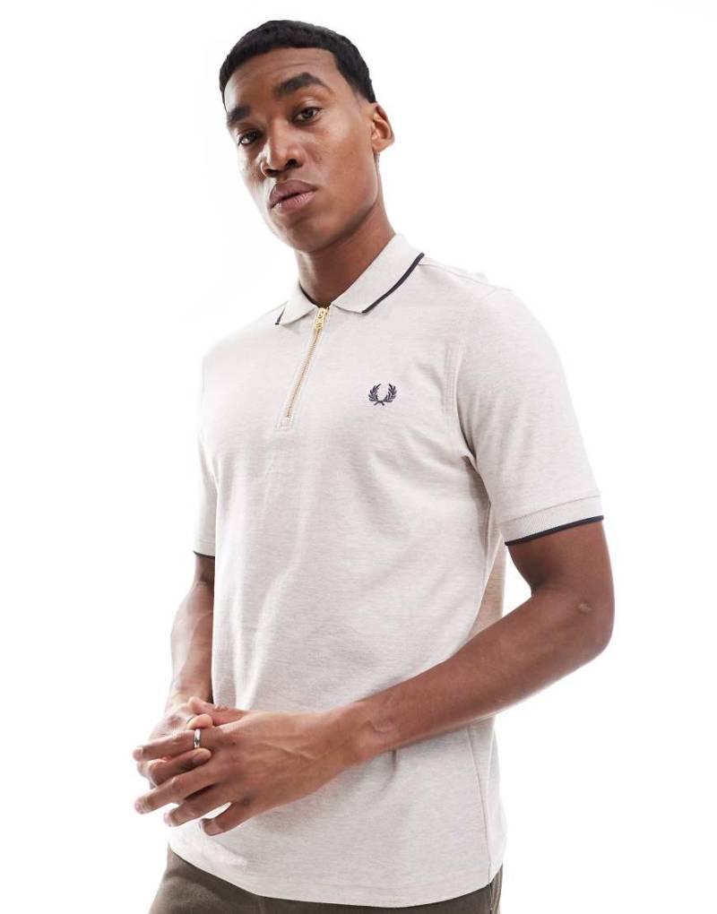 Fred Perry - Polohemd in gebrochenem Weiß aus Crepe-Pikee-Neutral von Fred Perry