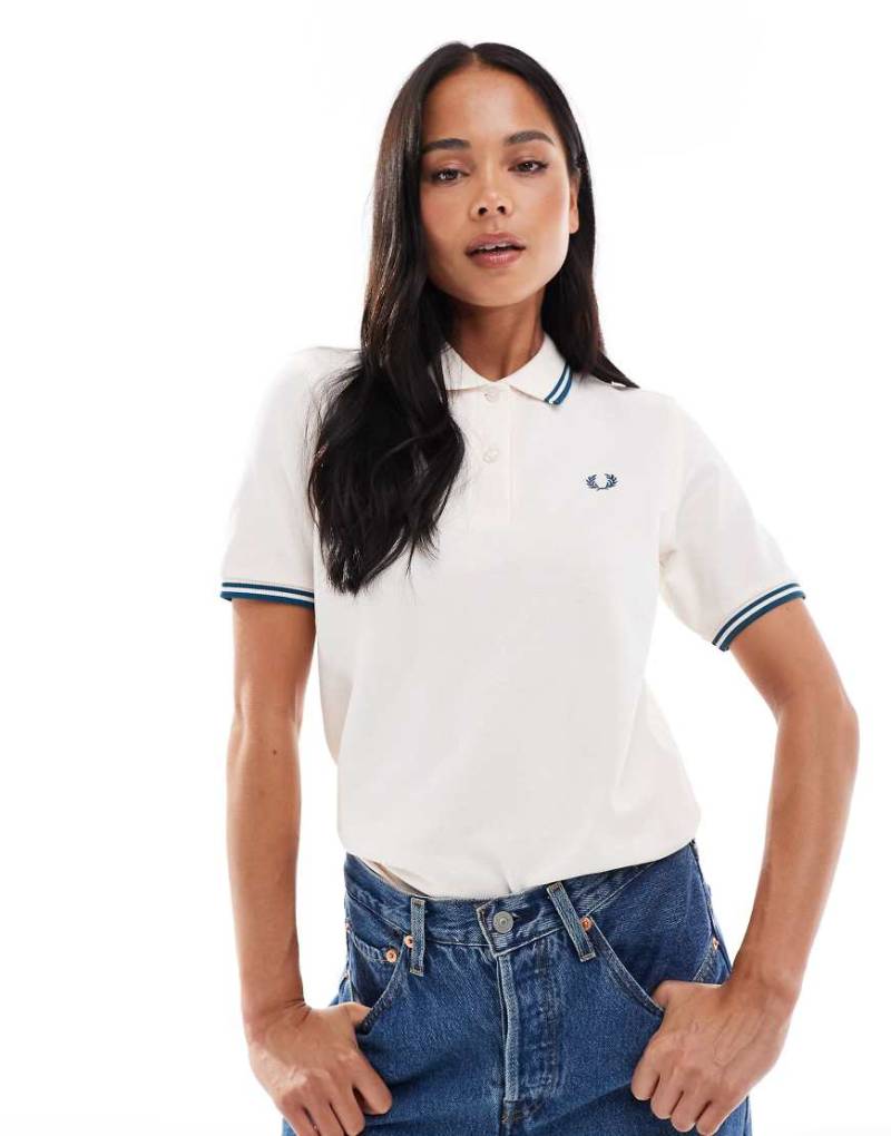 Fred Perry - Polohemd in hellem Pfirsich mit Zierstreifen-Orange von Fred Perry