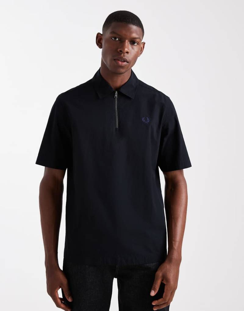 Fred Perry - Polohemd mit Reißverschluss am Halsausschnitt in Schwarz von Fred Perry