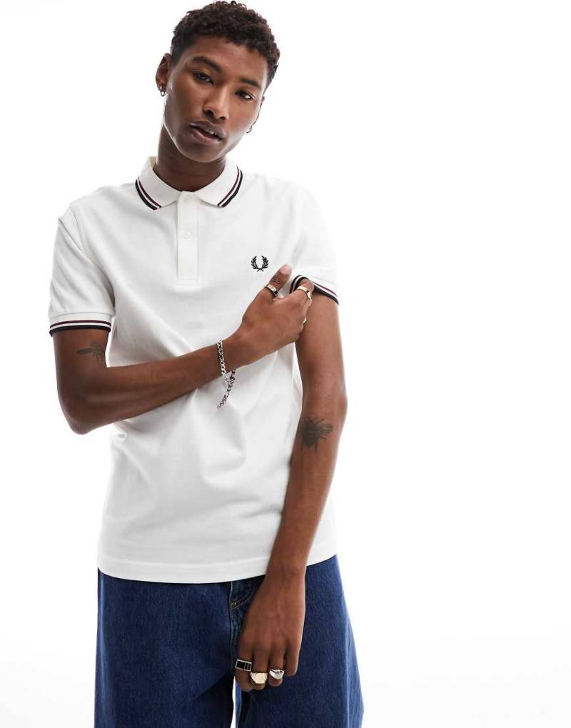 Fred Perry - Polohemd mit zwei Zierstreifen, Weiß/Rot/Marine von Fred Perry