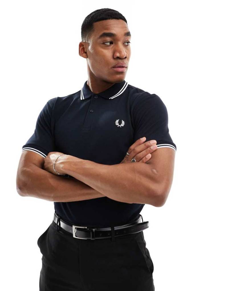 Fred Perry - Polohemd mit zwei Zierstreifen und Logo, in Marine/Weiß-Marineblau von Fred Perry