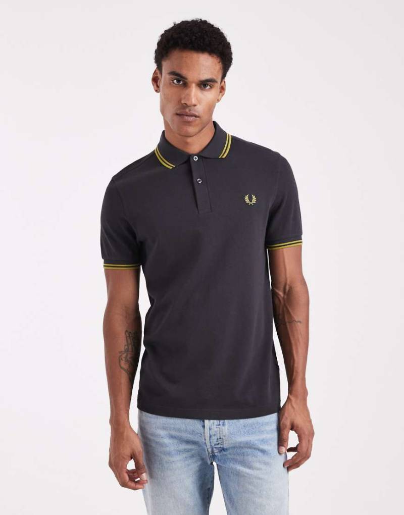 Fred Perry - Poloshirt in Grau mit zwei gelben Zierstreifen von Fred Perry