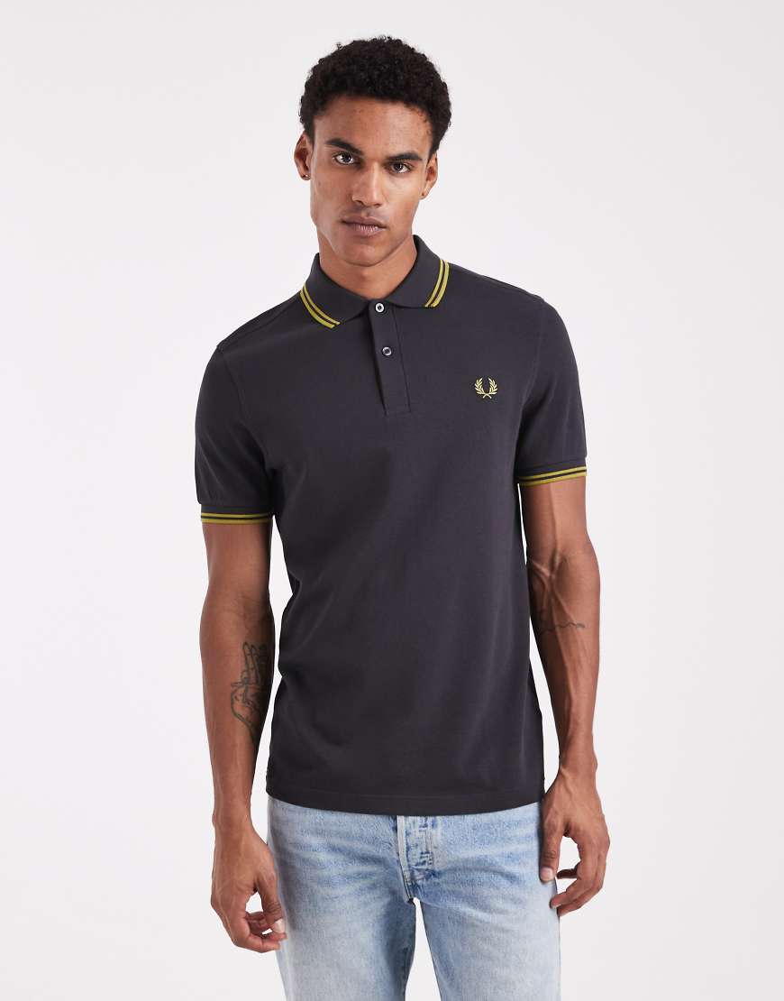 Fred Perry - Poloshirt in Grau mit zwei gelben Zierstreifen von Fred Perry