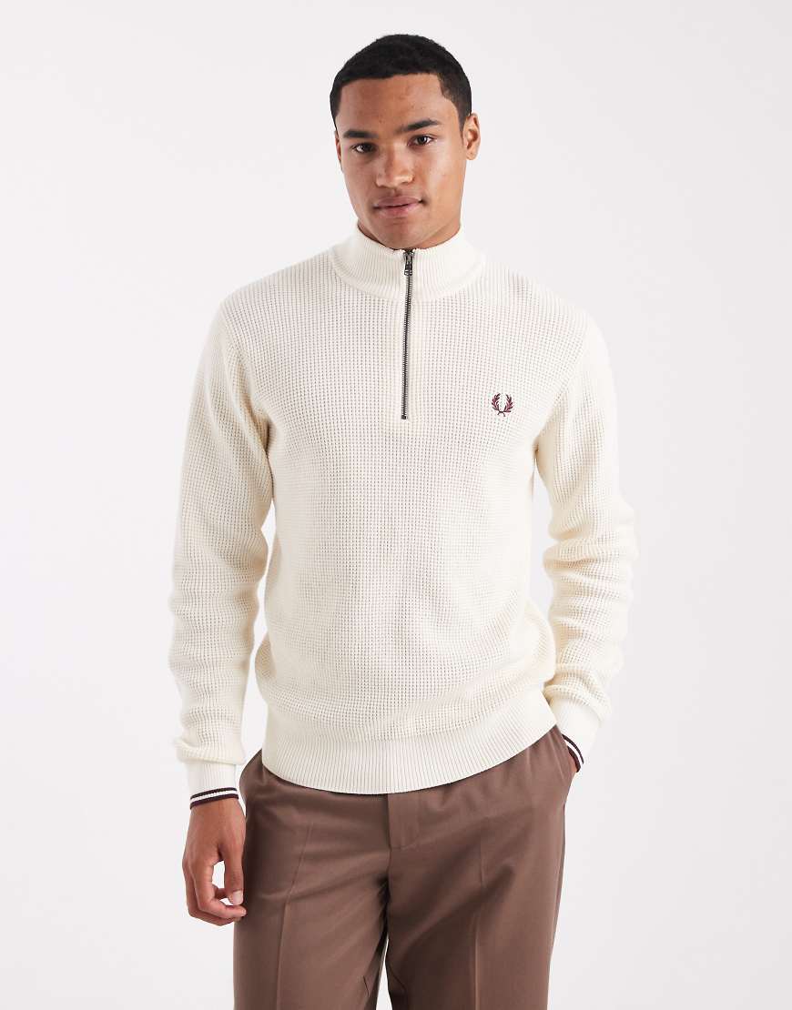 Fred Perry - Pullover in Cremeweiß mit Waffelstruktur und kurzem Reißverschluss Fred Perry - Pullover in Cremeweiß mit Waffelstruktur und kurzem Reißverschluss von Fred Perry