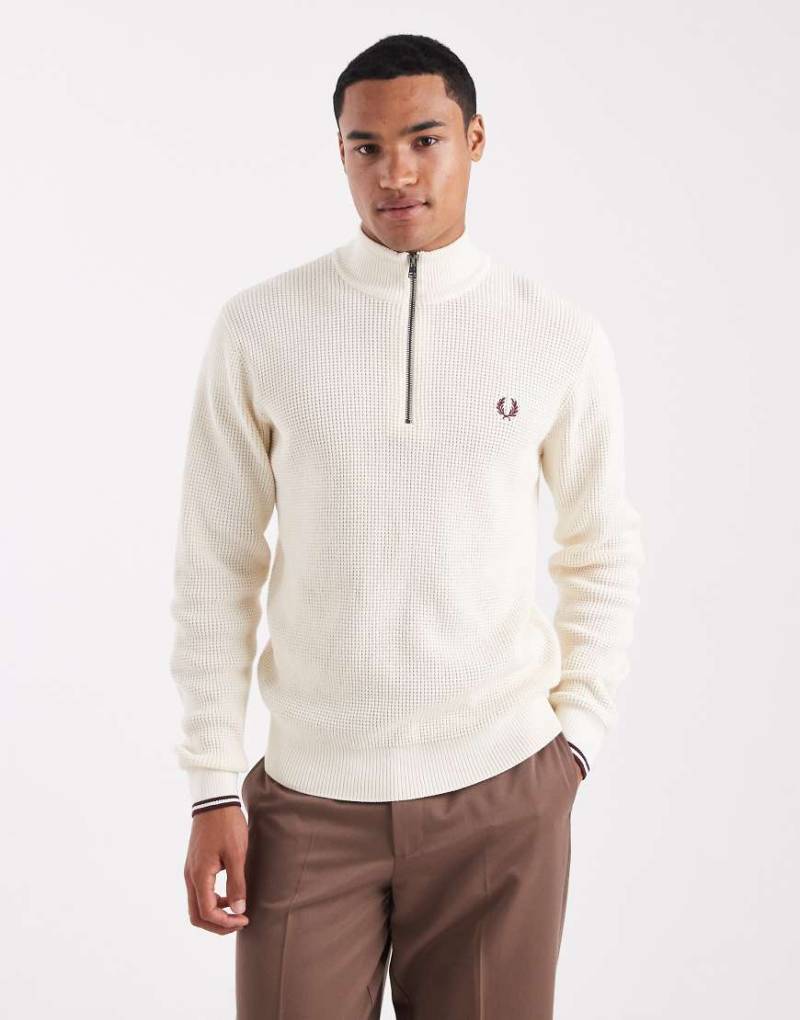 Fred Perry - Pullover in Cremeweiß mit Waffelstruktur und kurzem Reißverschluss von Fred Perry