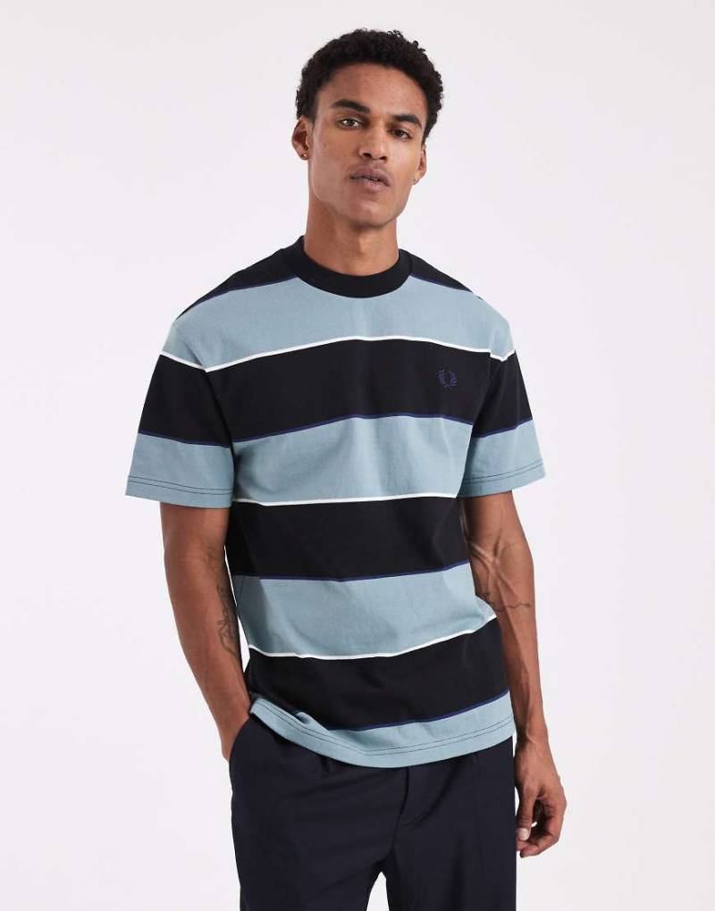 Fred Perry - Relaxed-Fit-T-Shirt mit Streifen in Blau und Schwarz von Fred Perry