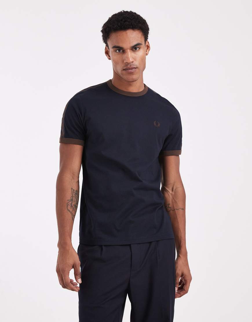 Fred Perry - Ringer-T-Shirt in Marineblau mit farblich abgesetztem Zierband in Burnt Tobacco von Fred Perry