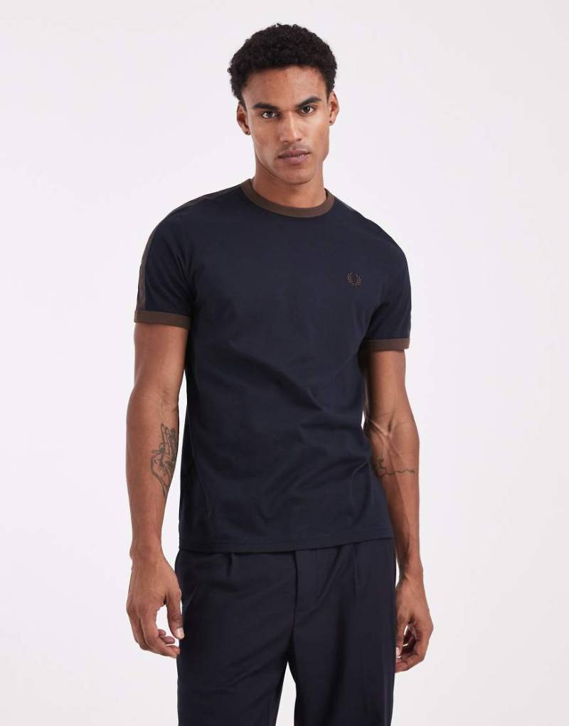 Fred Perry - Ringer-T-Shirt in Marineblau mit farblich abgesetztem Zierband in Burnt Tobacco von Fred Perry