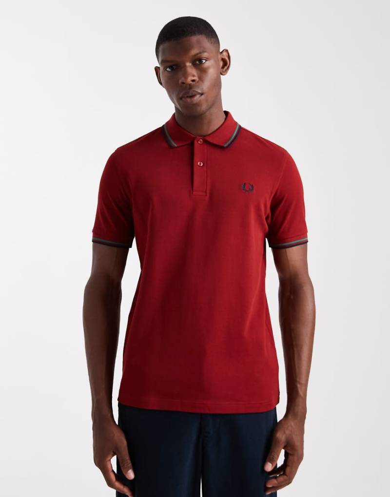 Fred Perry - Rotes Polohemd mit Doppelstreifen von Fred Perry