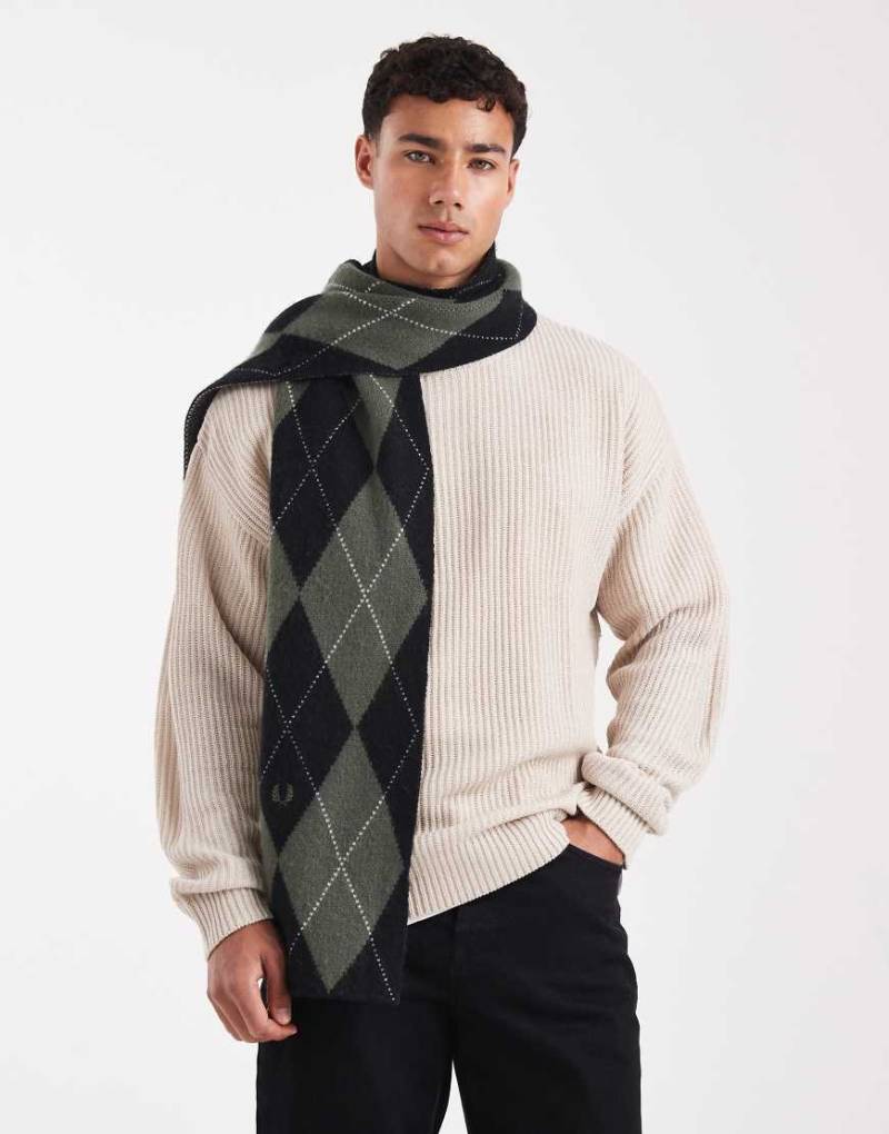 Fred Perry - Schal mit Rautenmuster in Grün und Schwarz von Fred Perry