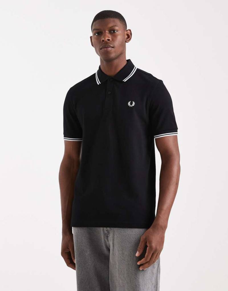 Fred Perry - Schwarzes Polohemd mit Logo und zwei Zierstreifen von Fred Perry