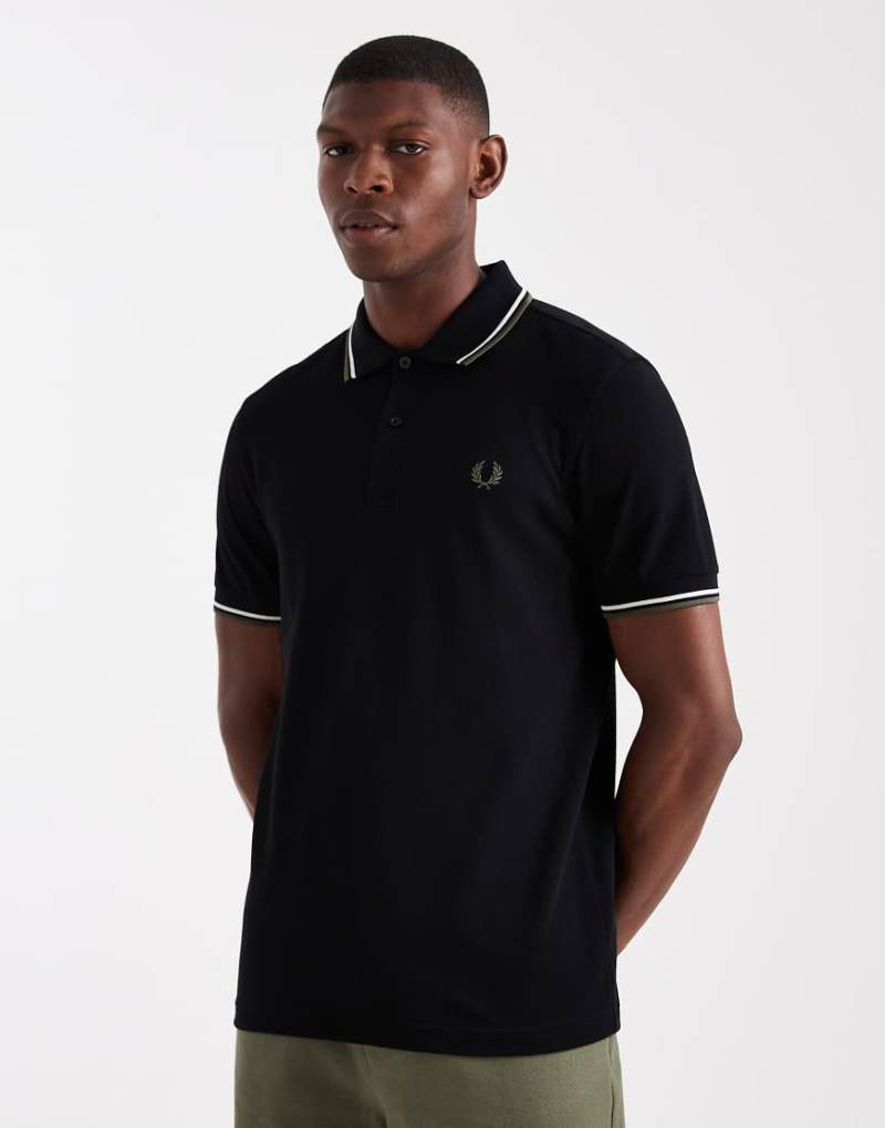 Fred Perry - Schwarzes Polohemd mit doppelten Zierstreifen Fred Perry - Schwarzes Polohemd mit doppelten Zierstreifen von Fred Perry