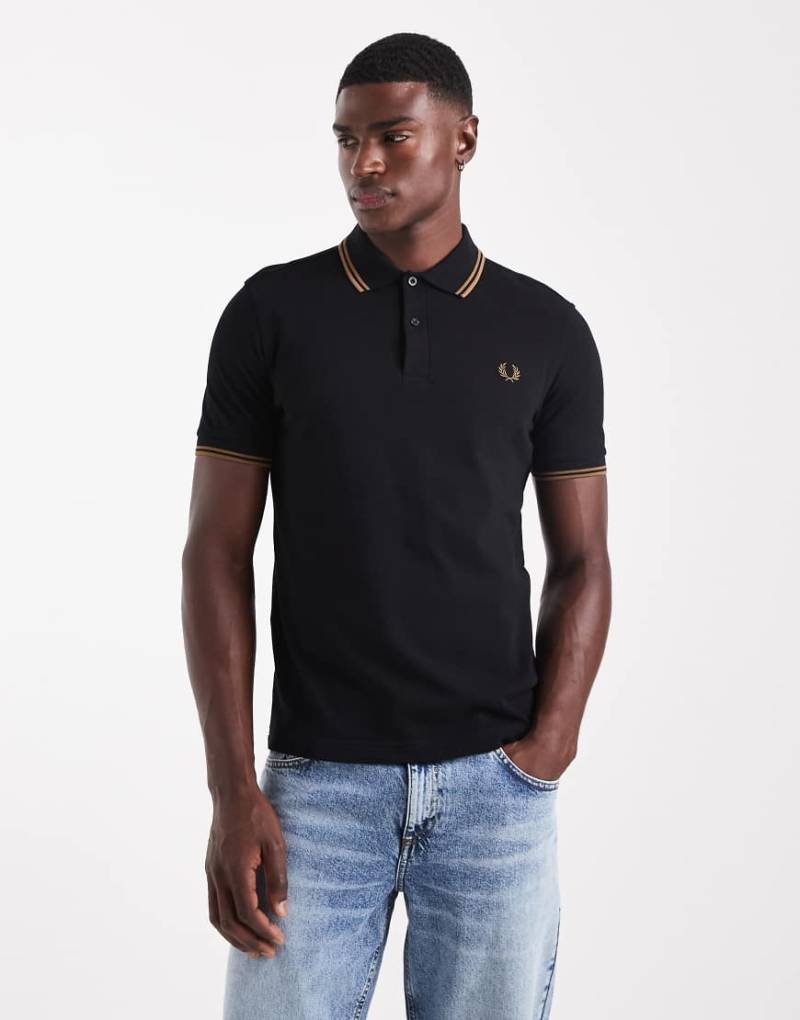 Fred Perry - Schwarzes Polohemd mit doppelten Zierstreifen Fred Perry - Schwarzes Polohemd mit doppelten Zierstreifen von Fred Perry
