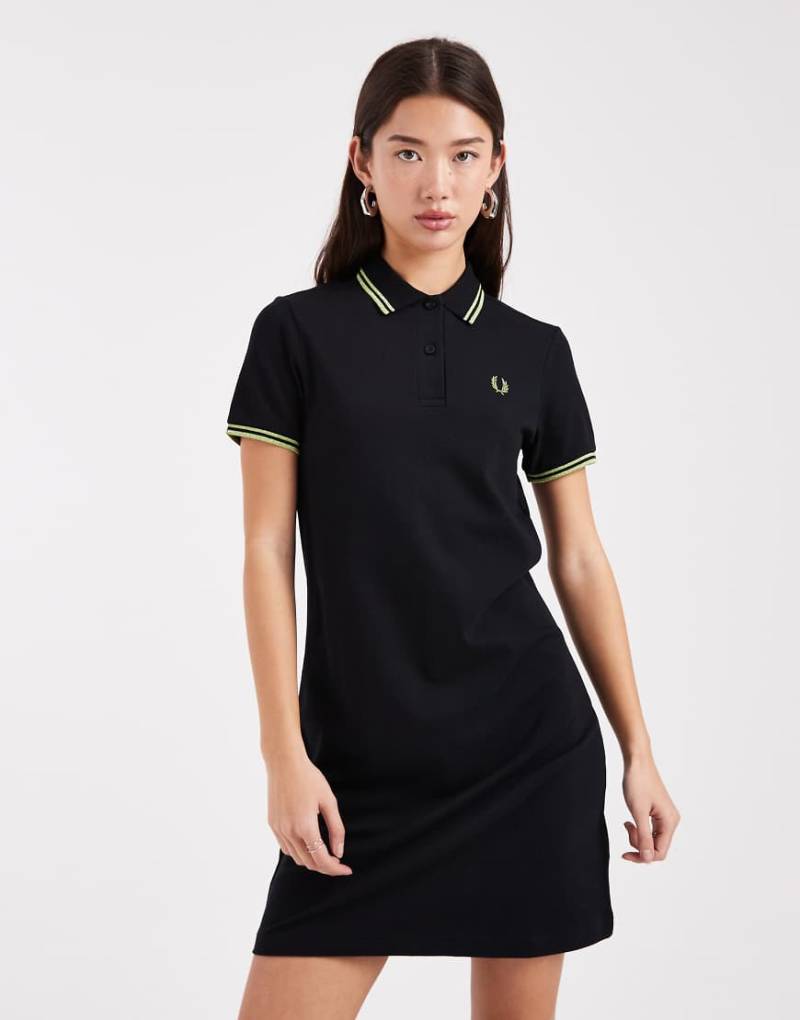 Fred Perry - Schwarzes Polokleid mit zwei Zierstreifen von Fred Perry