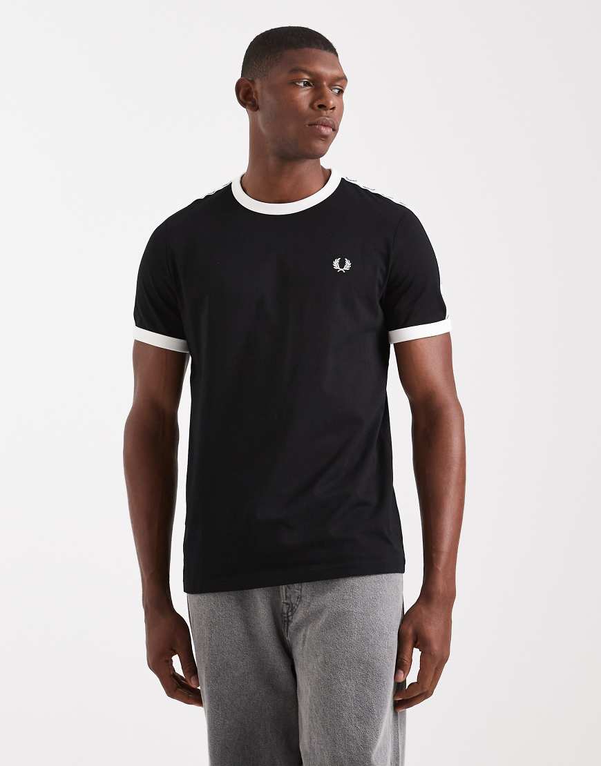 Fred Perry - Schwarzes Ringer-T-Shirt mit Zierleiste von Fred Perry