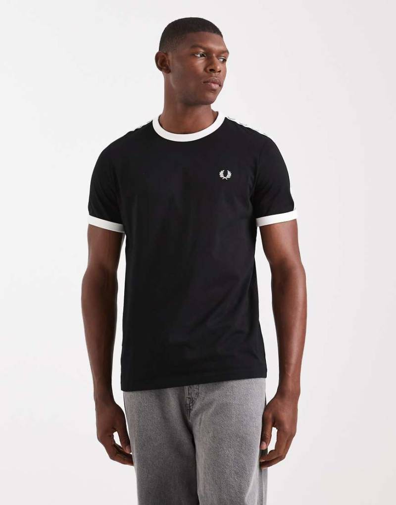 Fred Perry - Schwarzes Ringer-T-Shirt mit Zierleiste von Fred Perry