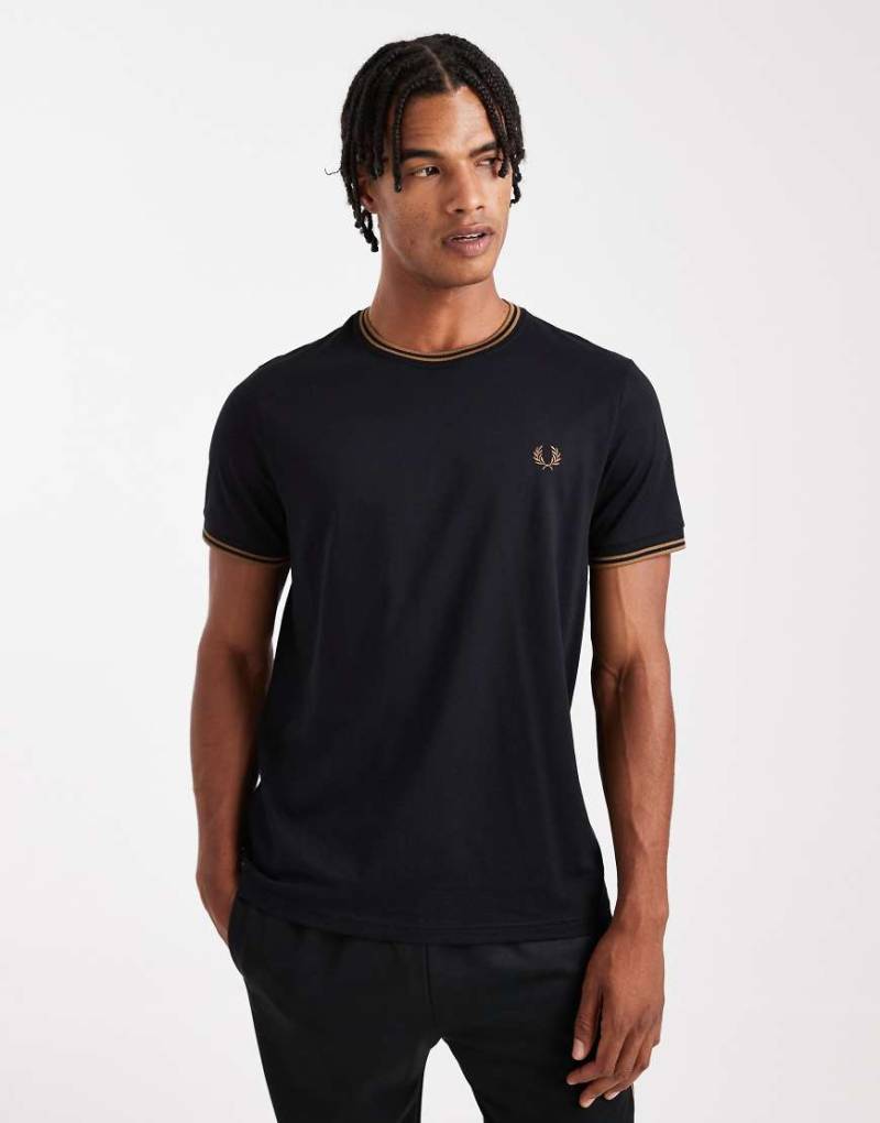 Fred Perry - Schwarzes T-Shirt mit zwei Zierstreifen von Fred Perry