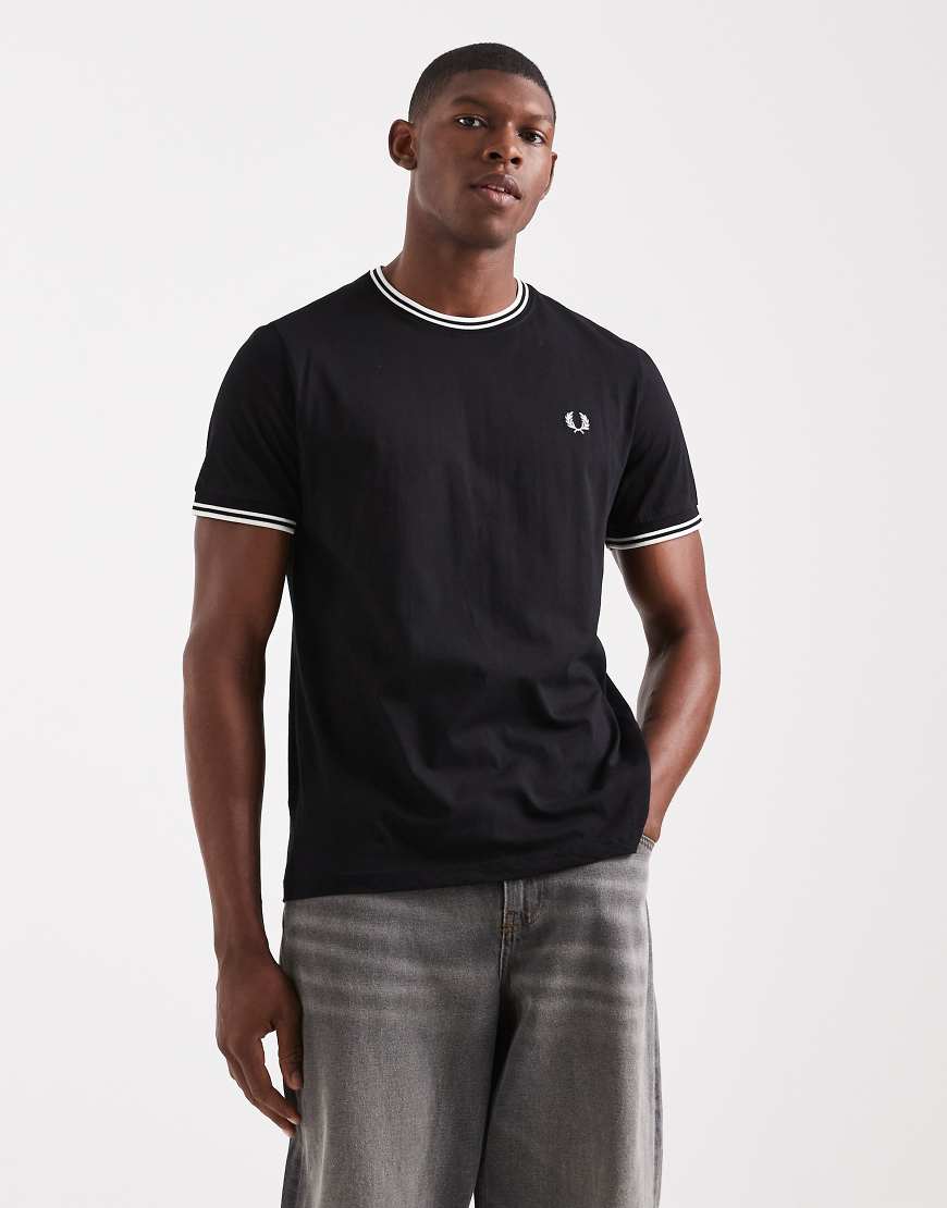 Fred Perry - Schwarzes T-Shirt mit zwei Zierstreifen von Fred Perry