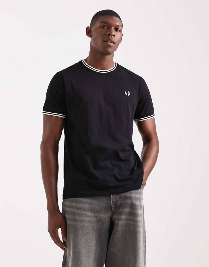 Fred Perry - Schwarzes T-Shirt mit zwei Zierstreifen von Fred Perry