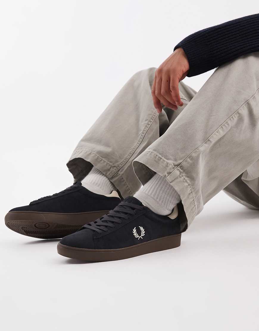 Fred Perry - Spencer - Sneaker aus Wildleder in Grau mit brauner Gummisohle Fred Perry - Spencer - Sneaker aus Wildleder in Grau mit brauner Gummisohle von Fred Perry