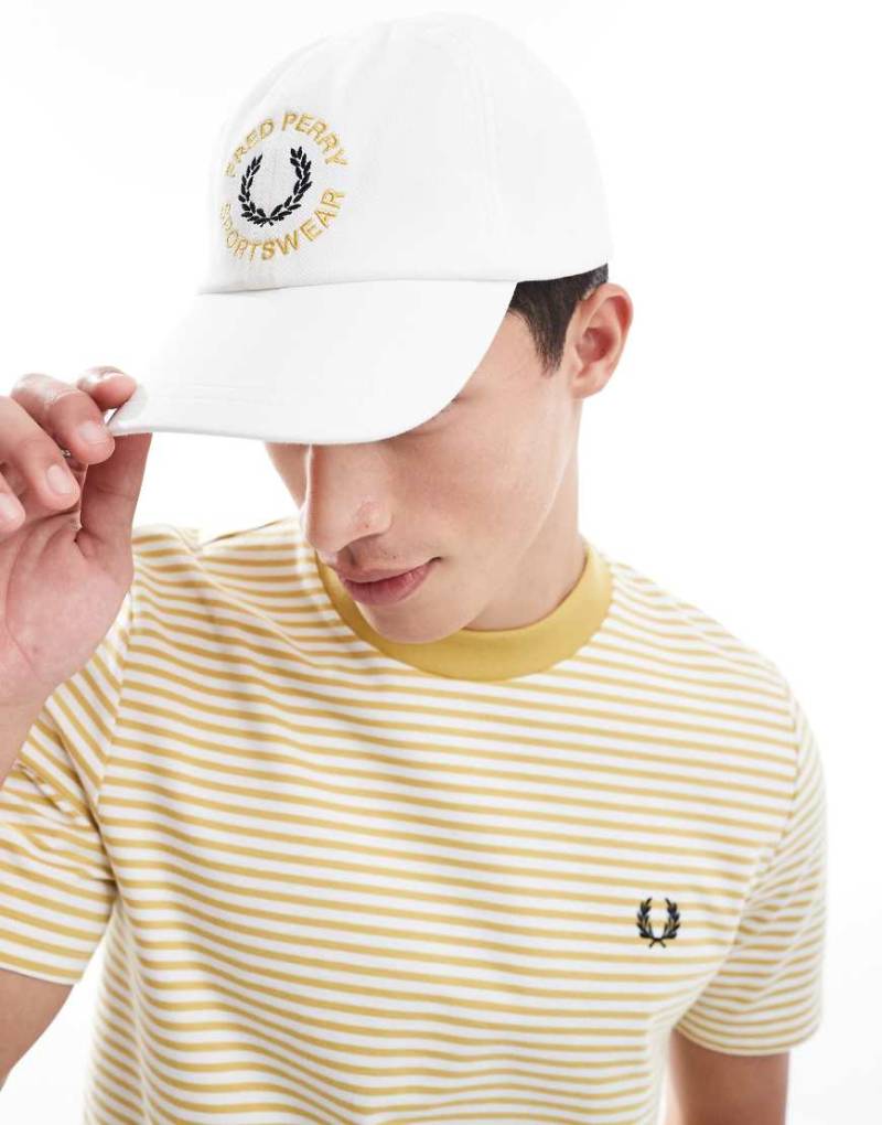 Fred Perry - Sportswear - Kappe in Weiß mit Grafik von Fred Perry