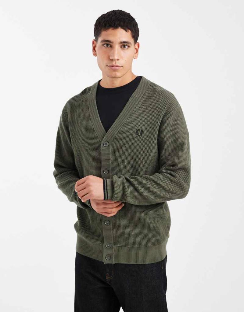Fred Perry - Strickjacke in Khaki mit Waffelstruktur-Grün von Fred Perry