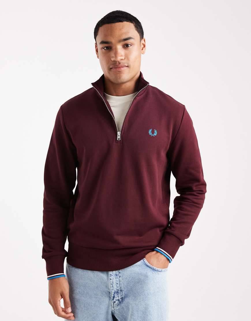 Fred Perry - Sweatshirt in Burgunderrot mit kurzem Reißverschluss Fred Perry - Sweatshirt in Burgunderrot mit kurzem Reißverschluss von Fred Perry