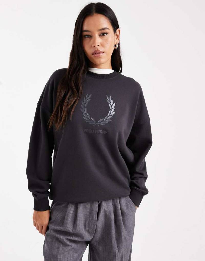 Fred Perry - Sweatshirt in Dunkelgrau mit Glitzer-Logo von Fred Perry