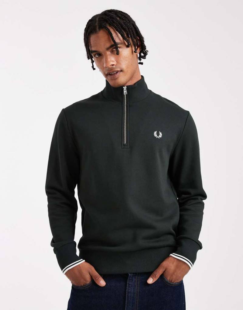 Fred Perry - Sweatshirt in Dunkelgrün mit kurzem Reißverschluss von Fred Perry
