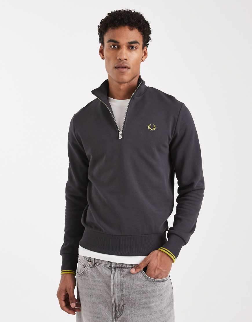 Fred Perry - Sweatshirt in Grau mit Zierstreifen und halblangem Reißverschluss von Fred Perry