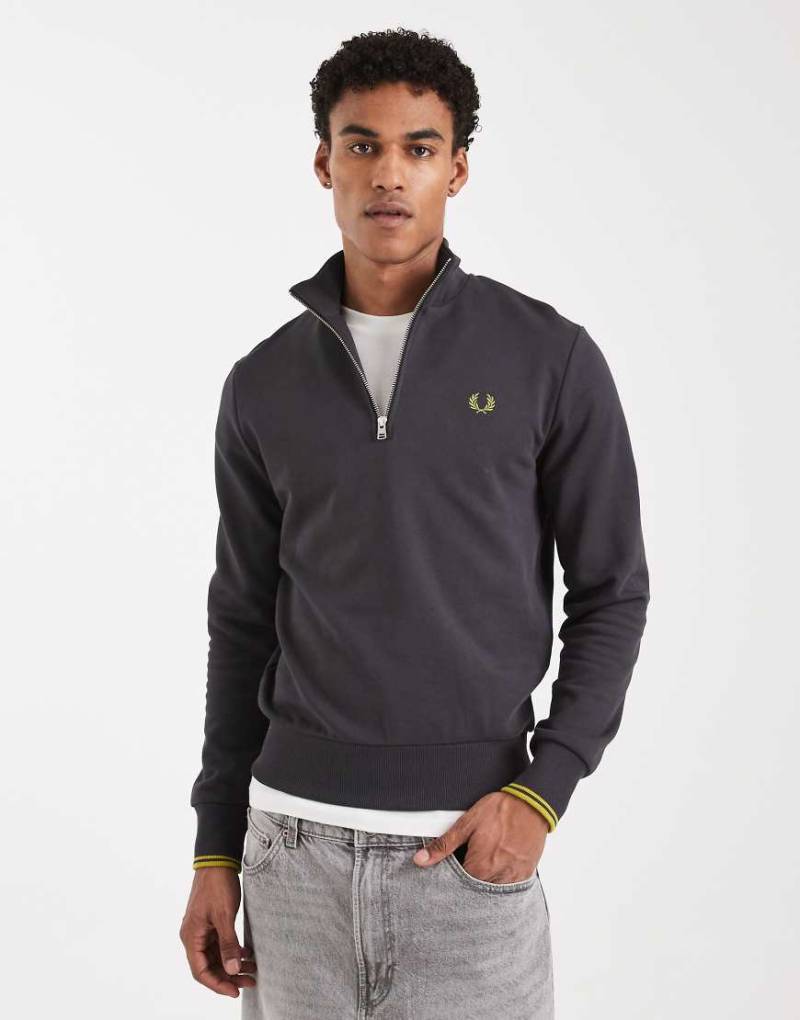 Fred Perry - Sweatshirt in Grau mit Zierstreifen und halblangem Reißverschluss von Fred Perry