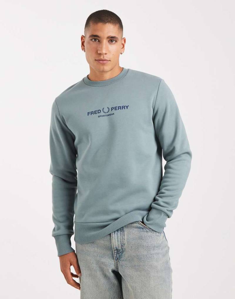 Fred Perry - Sweatshirt in Hellblau mit „Sportswear"-Grafikprint von Fred Perry