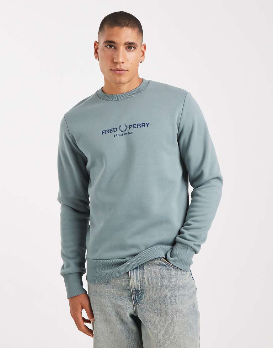 Fred Perry - Sweatshirt in Hellblau mit „Sportswear"-Grafikprint von Fred Perry