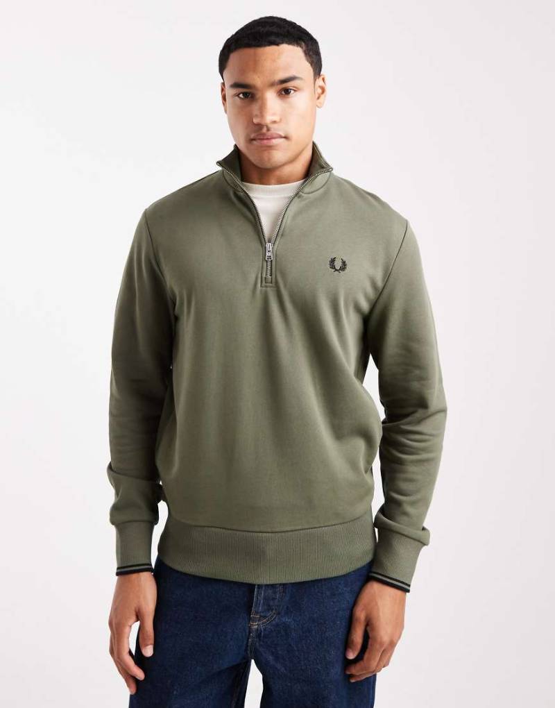 Fred Perry - Sweatshirt in Khaki mit kurzem Reißverschluss-Grün von Fred Perry