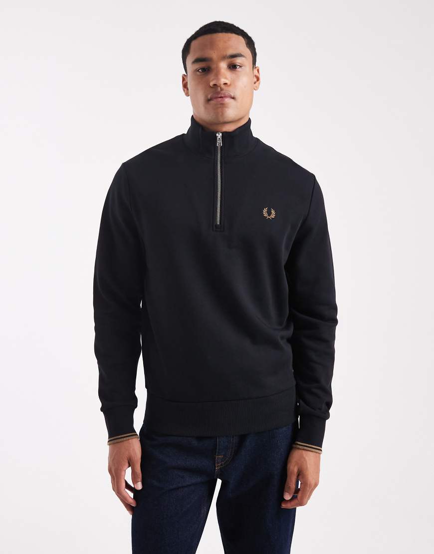 Fred Perry - Sweatshirt in Schwarz mit kurzem Reißverschluss Fred Perry - Sweatshirt in Schwarz mit kurzem Reißverschluss von Fred Perry