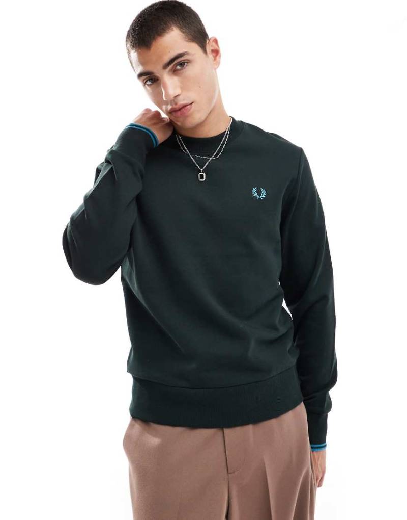Fred Perry - Sweatshirt in Tannengrün mit Rundhalsausschnitt von Fred Perry