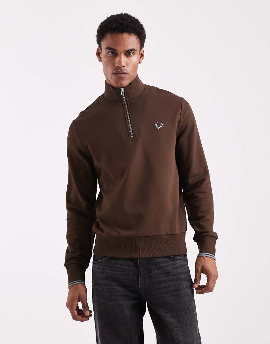 Fred Perry - Sweatshirt in dunklem Tabakbraun mit Zierstreifen und kurzem Reißverschluss-Brown von Fred Perry